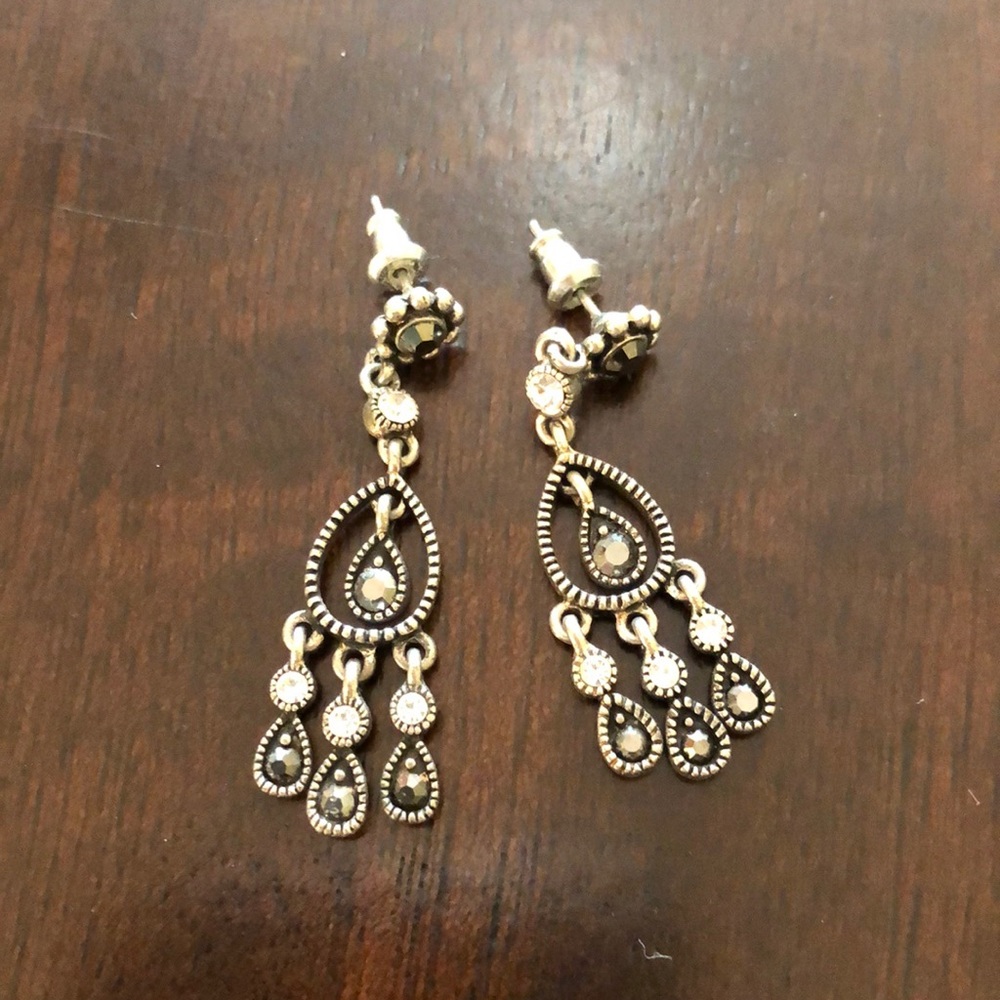 Black dangling earrings.